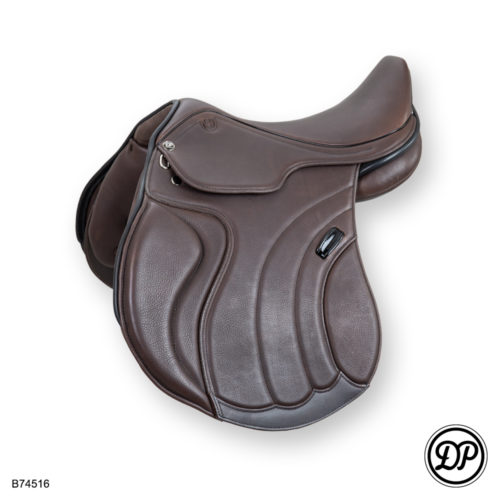 Vielseitigkeitssattel Modell 3410 Classic VS in Africano Braun mit schwarzer Kontrastnaht, Applikationen in Lack Schwarz und stufenlos verstellbarem Kopfeisen,